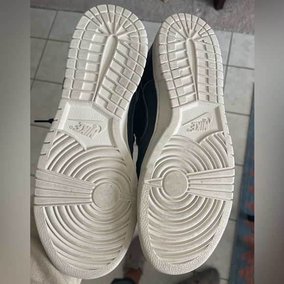 LIKE NEW! Nike Dunk Retro Premium - Picture 4 of 5